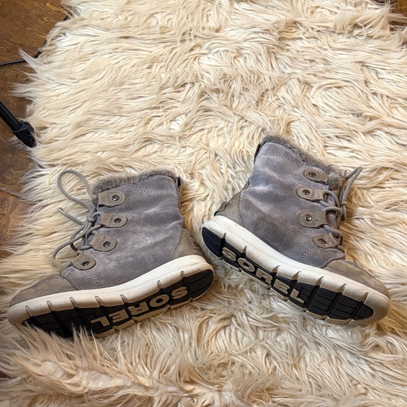 Sorel Gray Winter Boots with Fur Lining - Picture 2 of 6